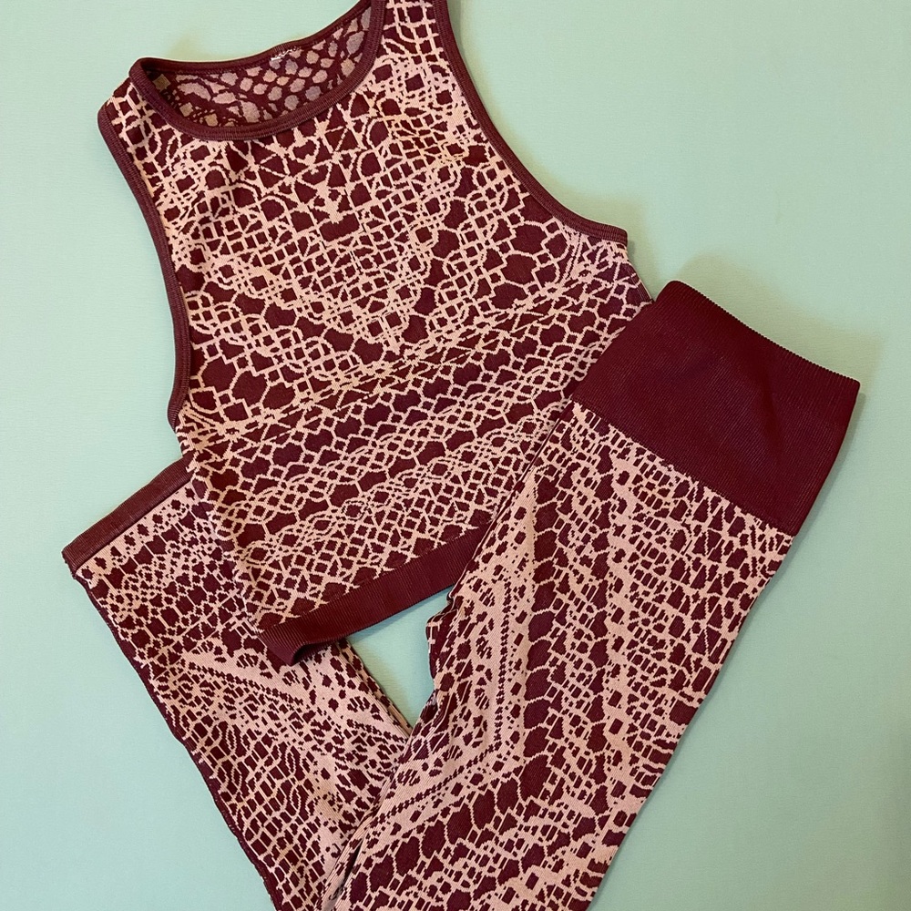 Fabletics lace pattern outfit leggings and top